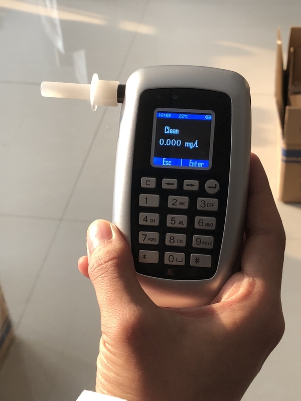 2.1AH 2 AA Batteries Professional Breathalyzer ODM Bluetooth Alcohol Tester